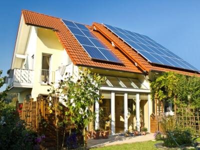 Una casa ecosostenibile con pannelli fotovoltaici