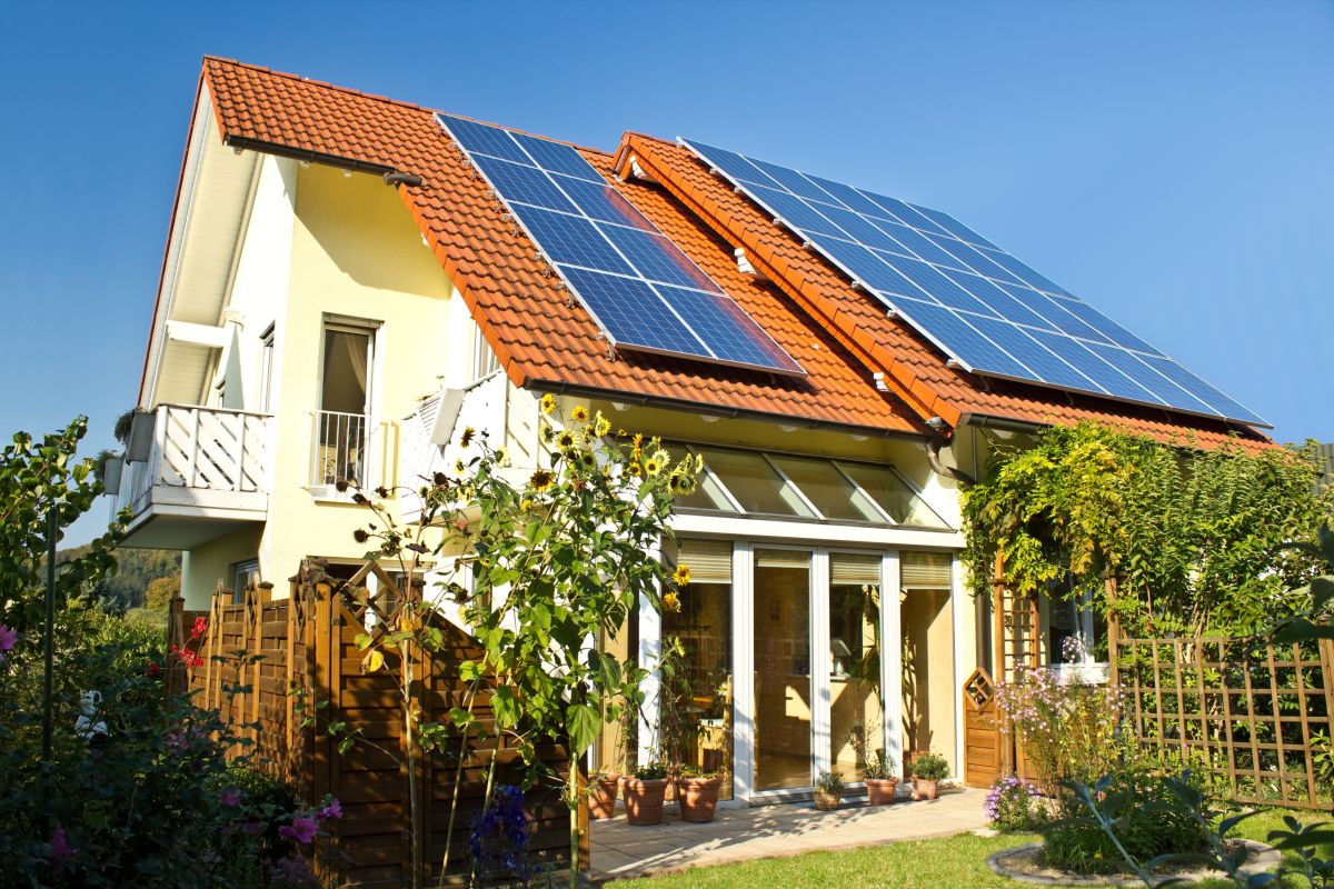 Una casa ecosostenibile con pannelli fotovoltaici