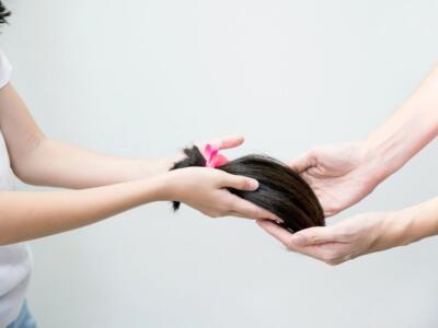 Una bambina dona i suoi capelli ai malati di cancro