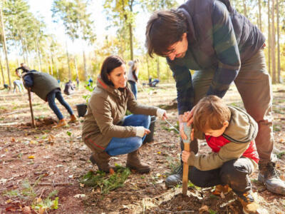 Famiglia impegnata nella riforestazione partecipata
