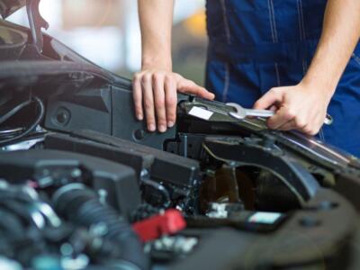 Meccanico controlla il motore dell'auto