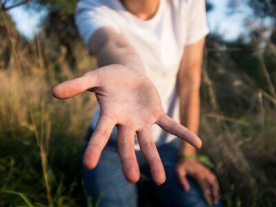 Una mano che aiuta a raggiungere