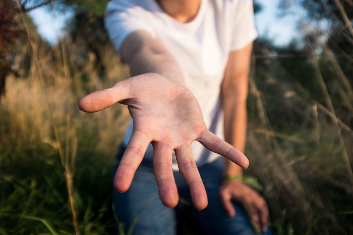 Una mano che aiuta a raggiungere