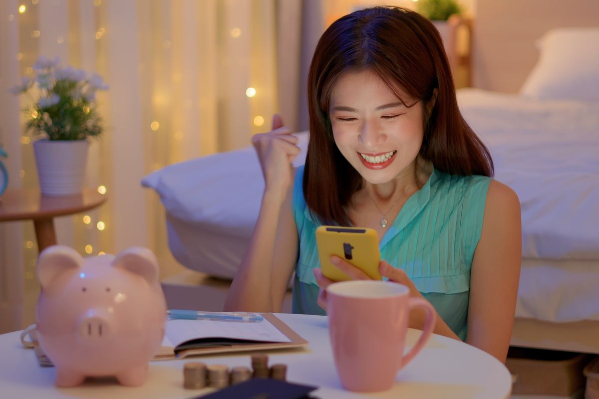 ragazza telefono smartphone camera sorriso vittoria