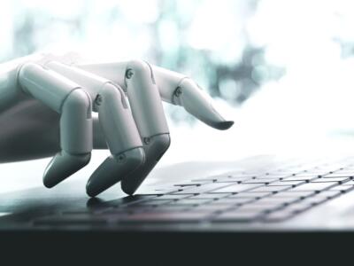 Mano robotica su tastiera