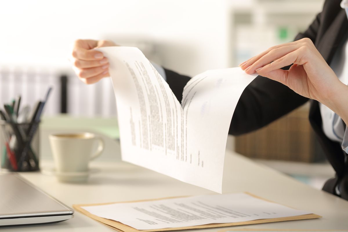 strappare documento contratto
