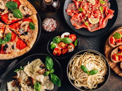 I piatti tipici della cucina italiana su un tavolo