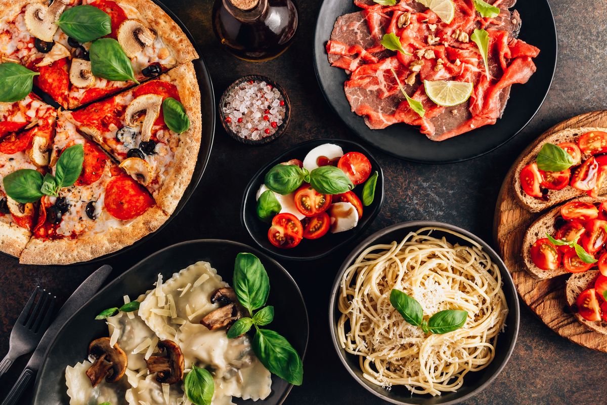 I piatti tipici della cucina italiana su un tavolo
