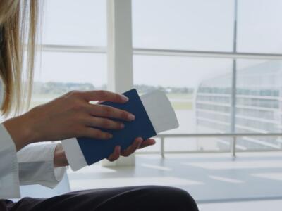 partenza aeroporto biglietto attesa passaporto