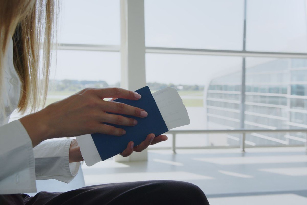 partenza aeroporto biglietto attesa passaporto