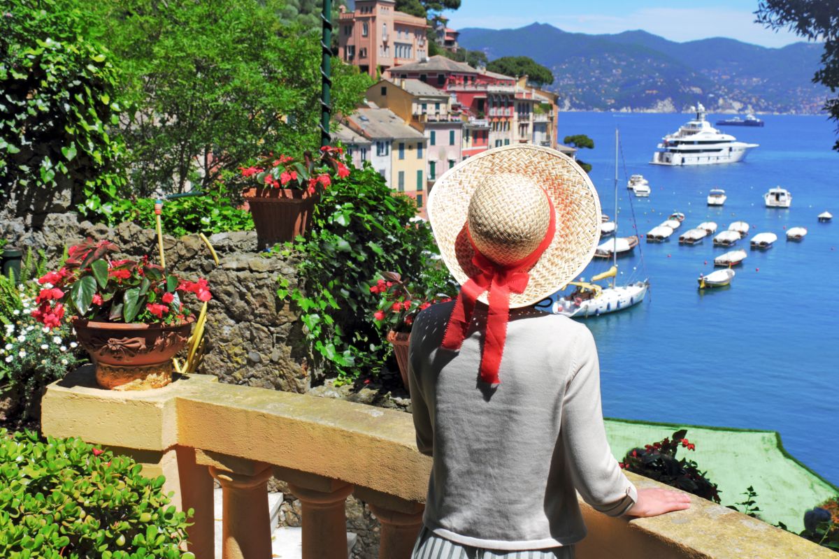 Una donna ammira il panorama di Portofino