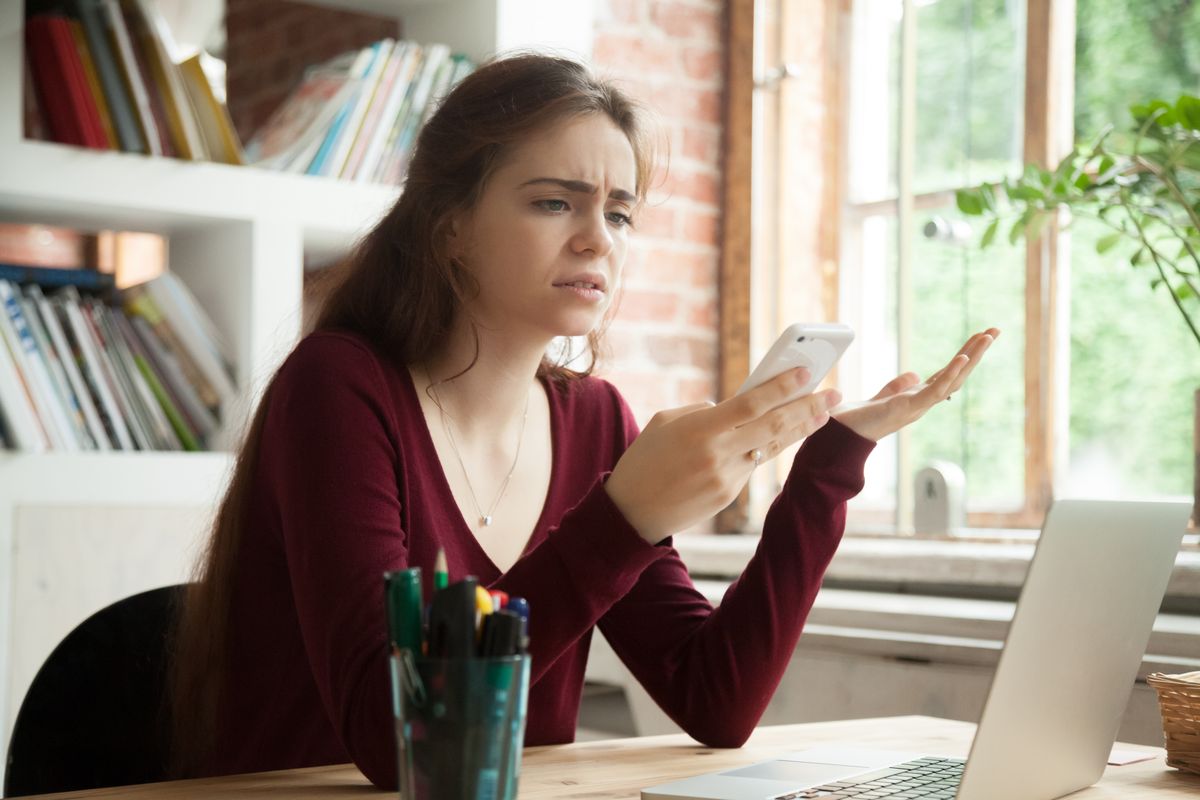ragazza donna nervosa telefono