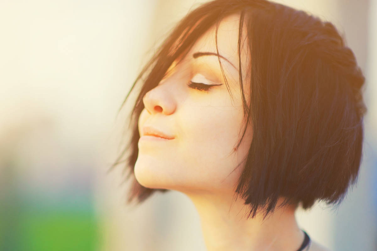 Una ragazza rilassata respira e si gode il tramonto