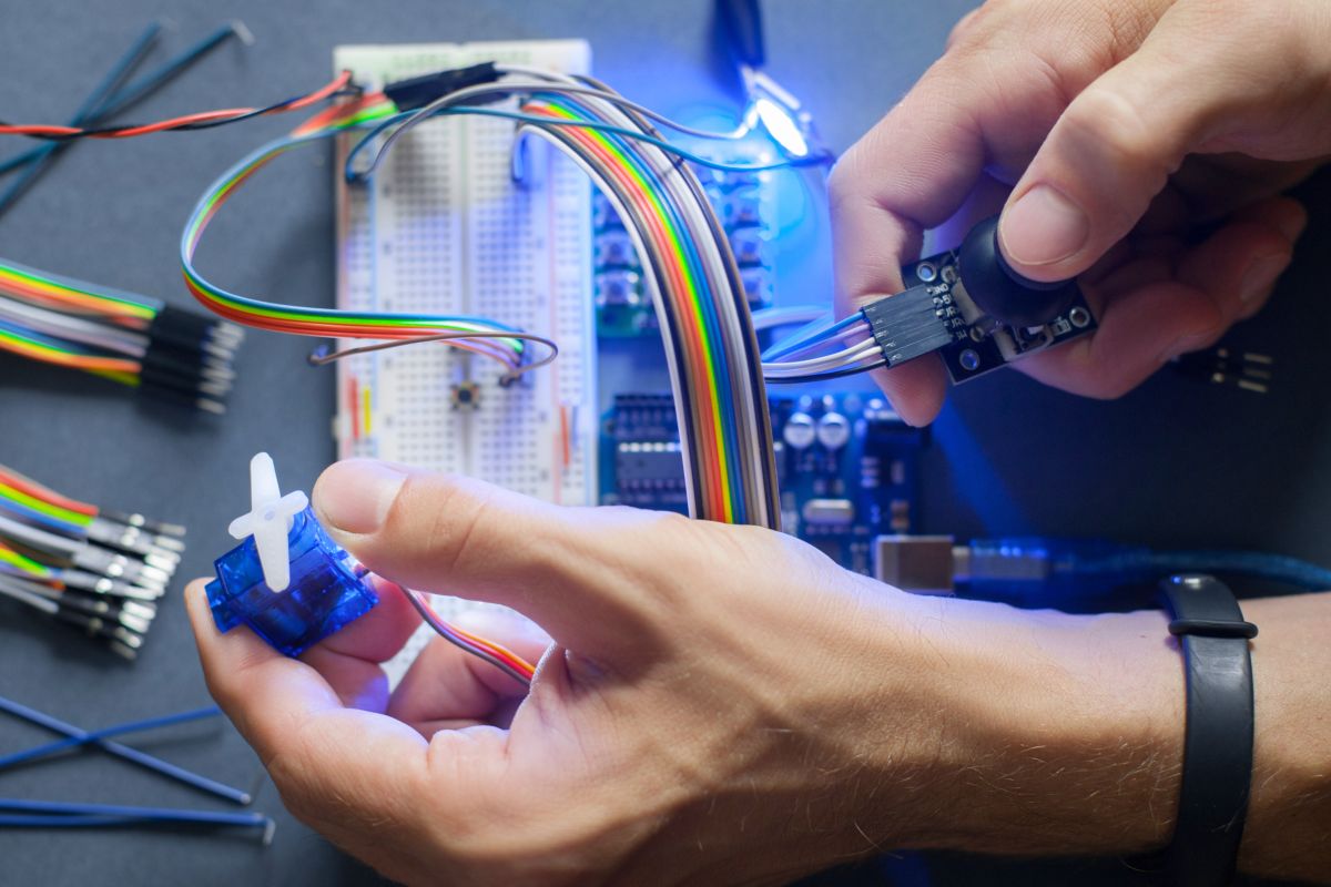 Un ingegnere programmatore al lavoro sulla robotica