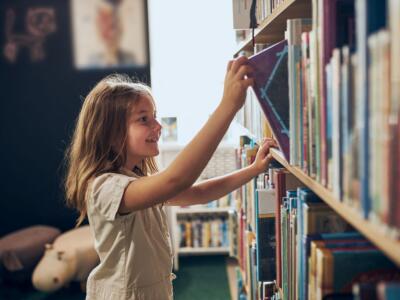 Bambina in libreria