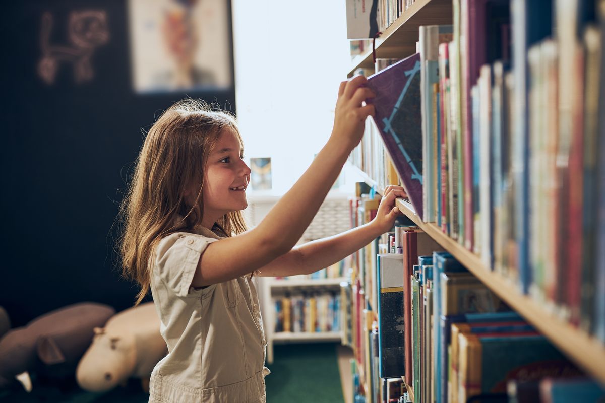 Bambina in libreria
