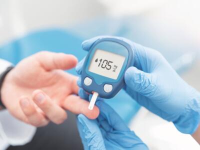 medico controllo livello zucchero nel sangue paziente glucometro diabete