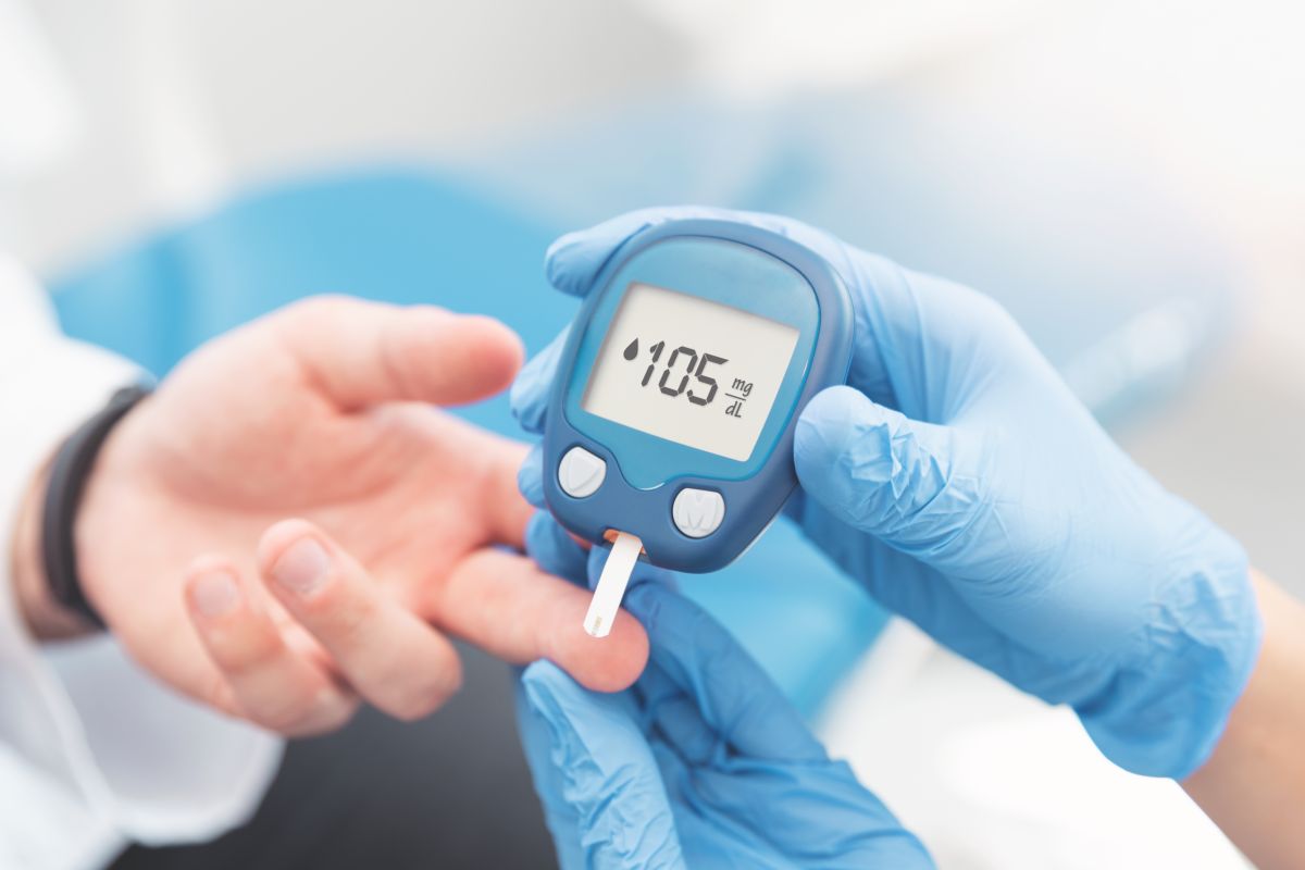 medico controllo livello zucchero nel sangue paziente glucometro diabete
