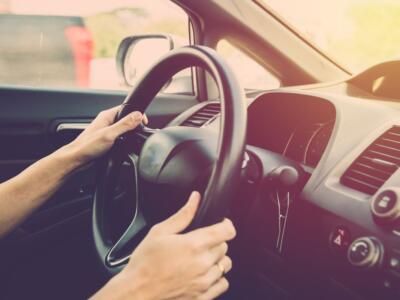 persona alla guida volante auto