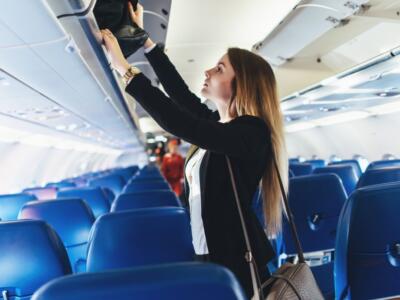 ragazza in aereo