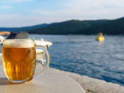 Un boccale di birra ghiacciata in riva al mare