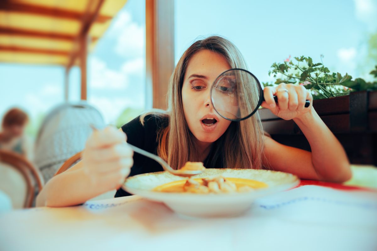 Donna ispeziona cibo