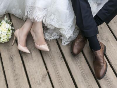 Una coppia di neo sposi al matrimonio