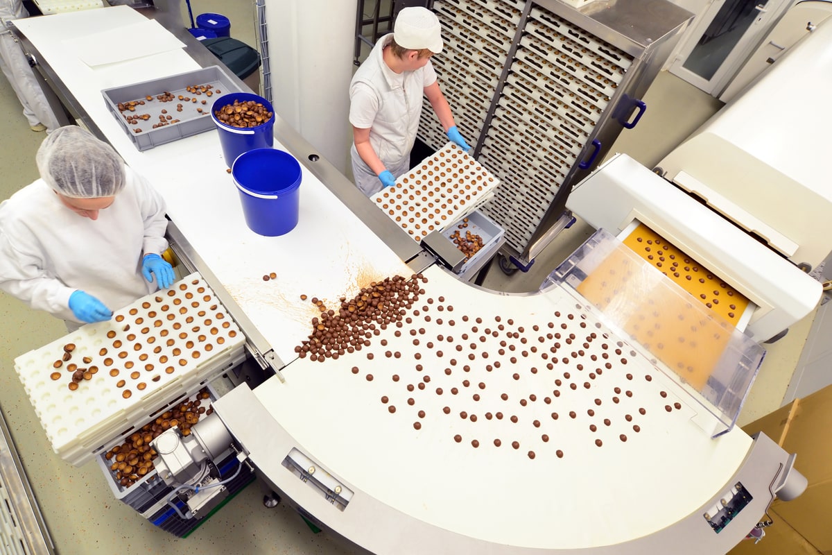 Operari al lavoro nella fabbrica di cioccolato Ferrero