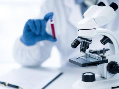 Scienziato in laboratorio
