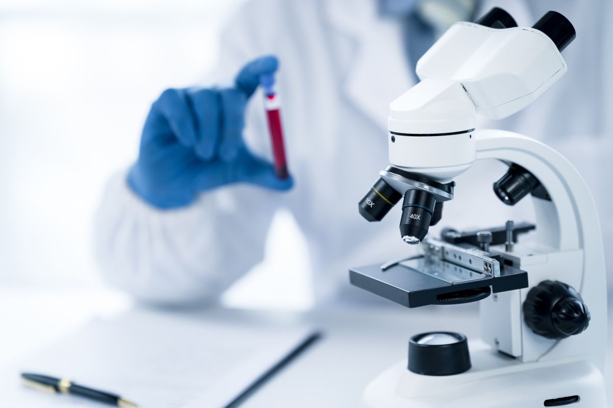 Scienziato in laboratorio