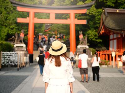 Una turista visita il santuario di Fushimi Inari-taisha a Kyoto, in Giappone