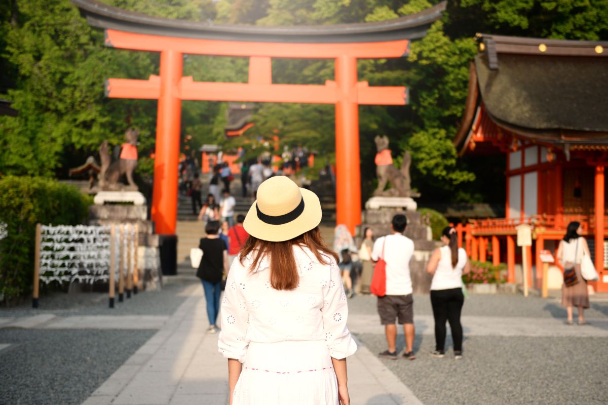 Una turista visita il santuario di Fushimi Inari-taisha a Kyoto, in Giappone