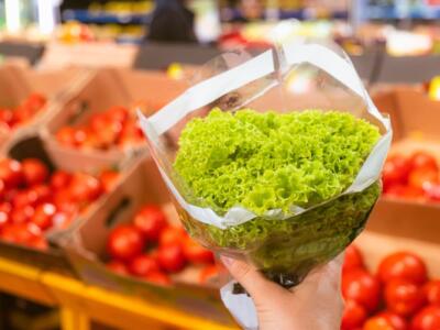 Un consumatore compra verdura al supermercato