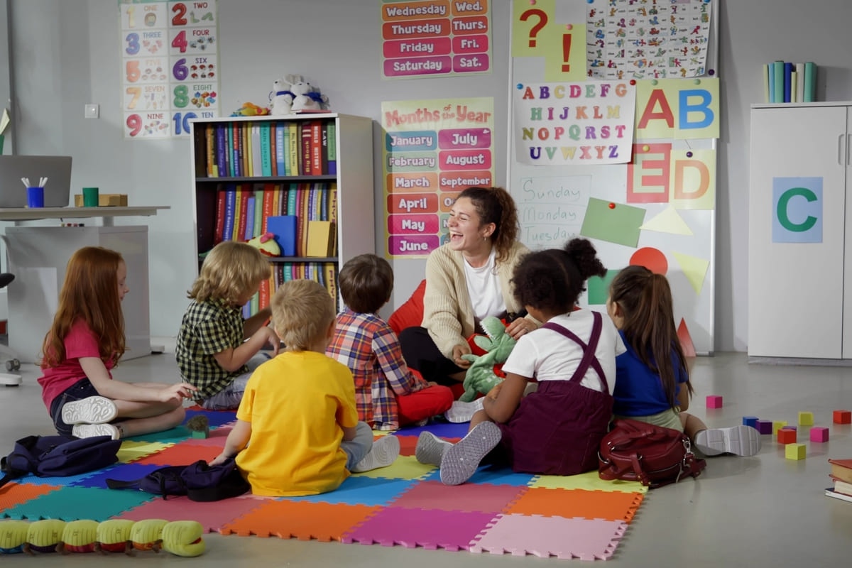 Una maestra all'asilo con i bambini