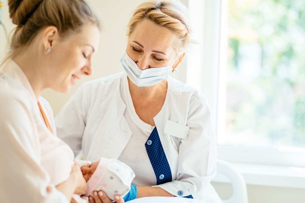 Mamma allatta neonato