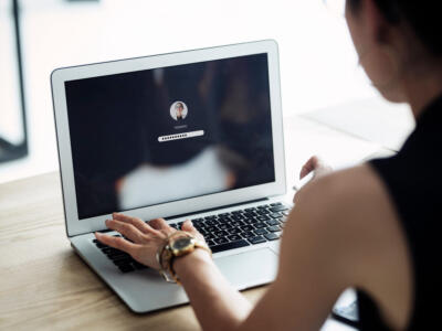 Una donna digita la password al computer