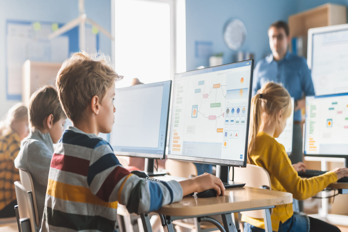 Una lezione di informatica a scuola
