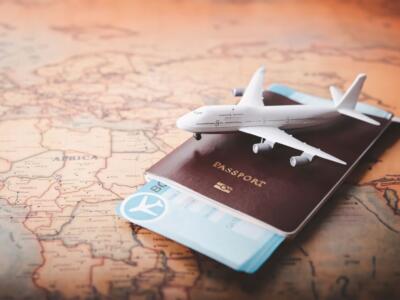 Passaporto e biglietto aereo
