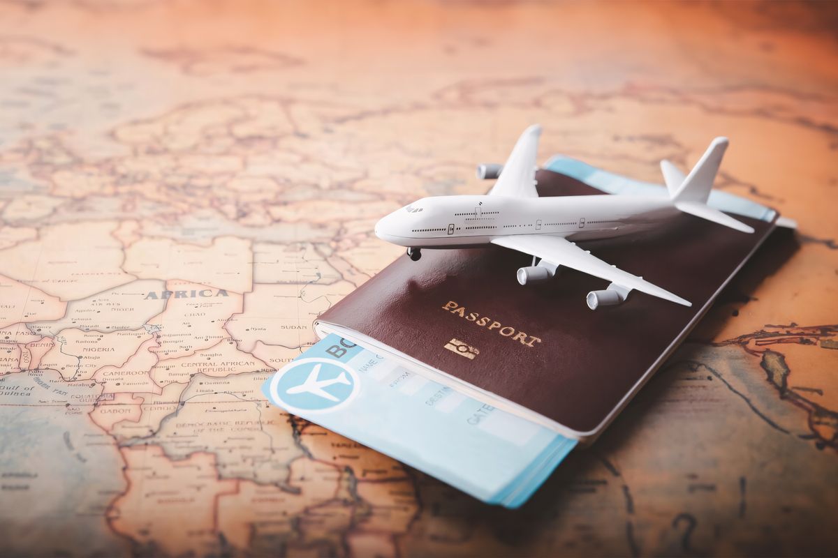 Passaporto e biglietto aereo