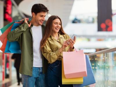 Coppia fa shopping