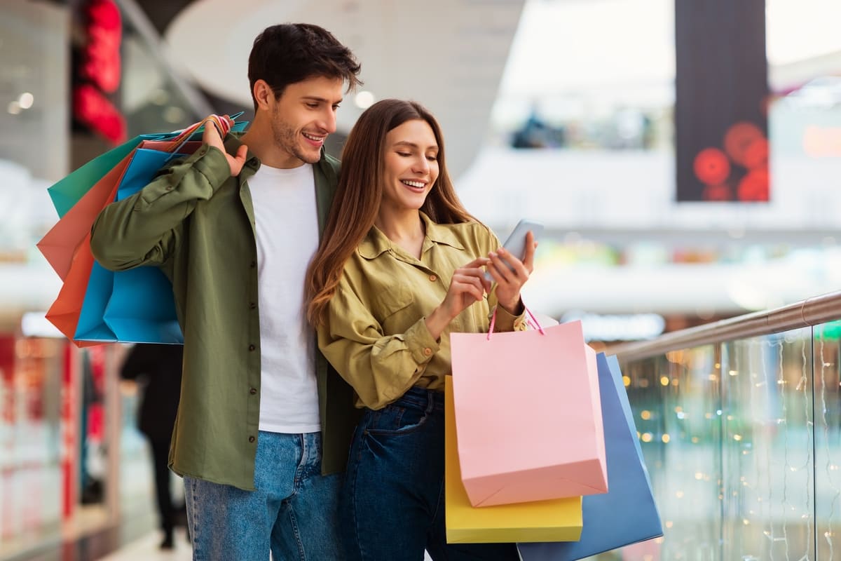 Coppia fa shopping