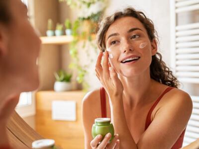 Ragazza applica crema viso