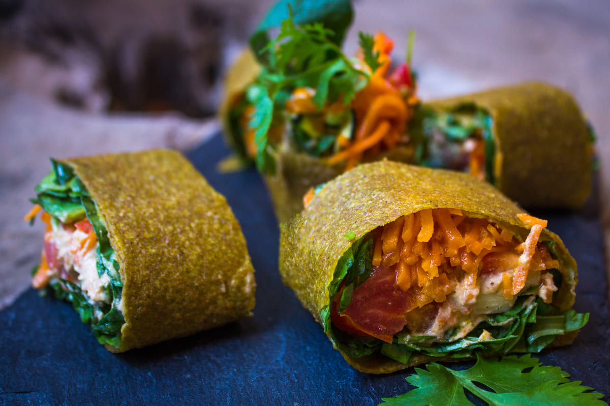 Un roll vegano servito direttamente sul tavolo
