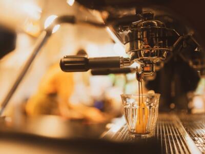 Un bicchiere di espresso al bar