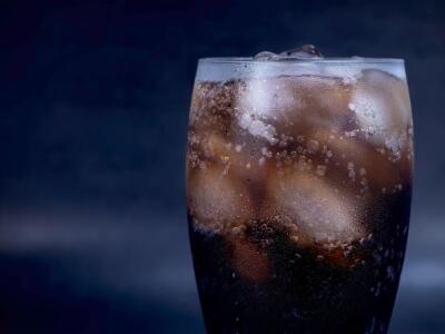 Un bicchiere di Coca Cola con ghiaccio