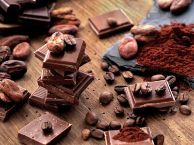 Tavolette di cioccolato e cacao su un tavolo