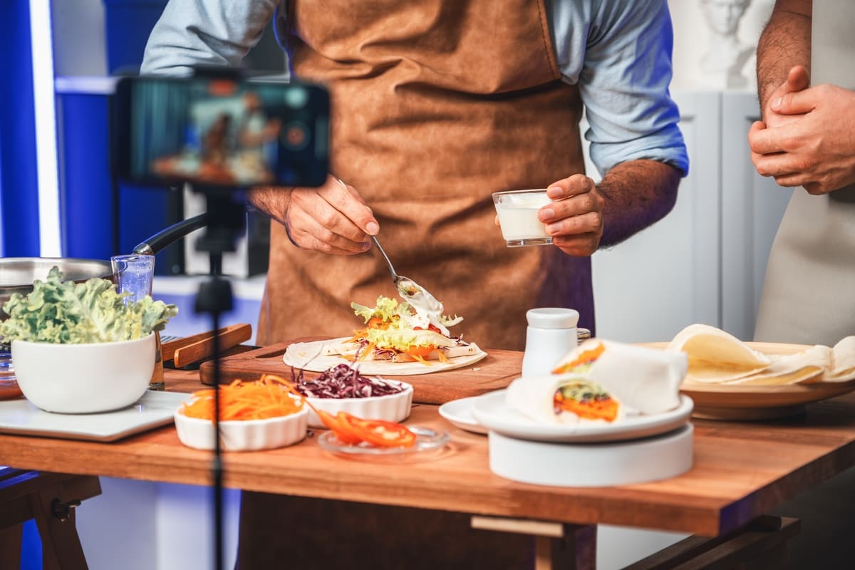 Uno chef cucina in diretta