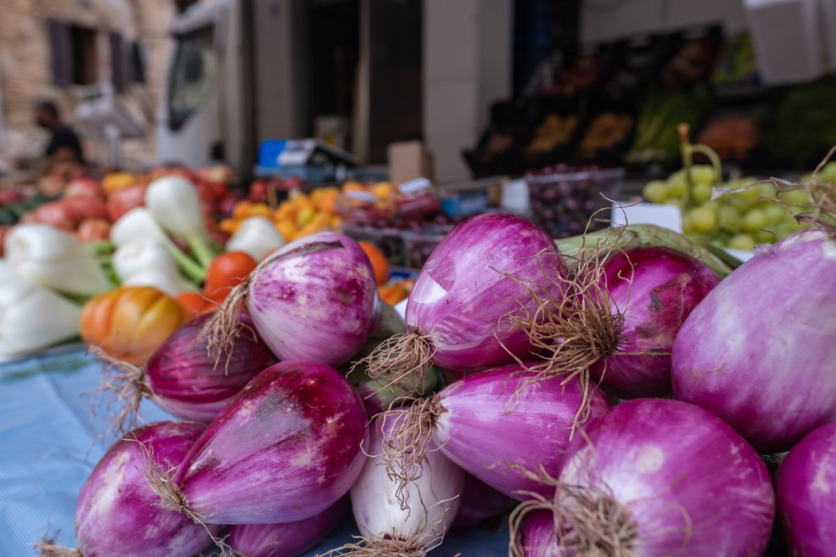 La cipolla rossa di Tropea in un mercato
