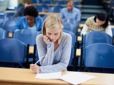 Una studentessa all'università