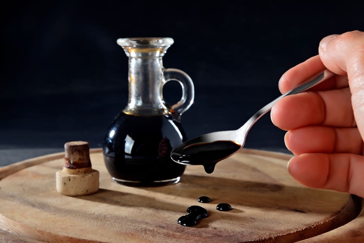 L'aceto balsamico di Modena su un cucchiaio
